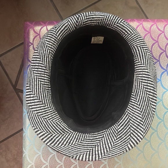 Hat 🎩 - Picture 3 of 3